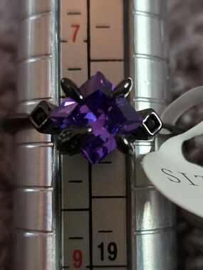 *Fragrant Jewels* Purple Square-Cut Stone Ring